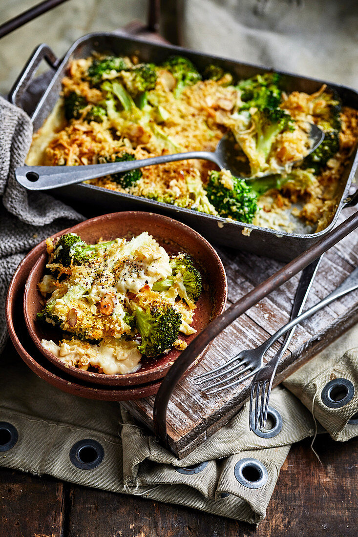 Überbackener Brokkoli mit Mandeln und Käse