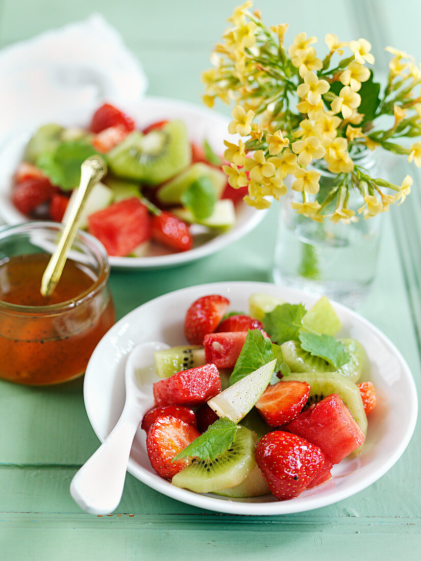 Obstsalat mit Kiwi, Erdbeeren und Minze