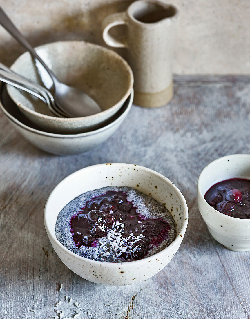 Ayurvedischer Chia-Blaubeer-Pudding