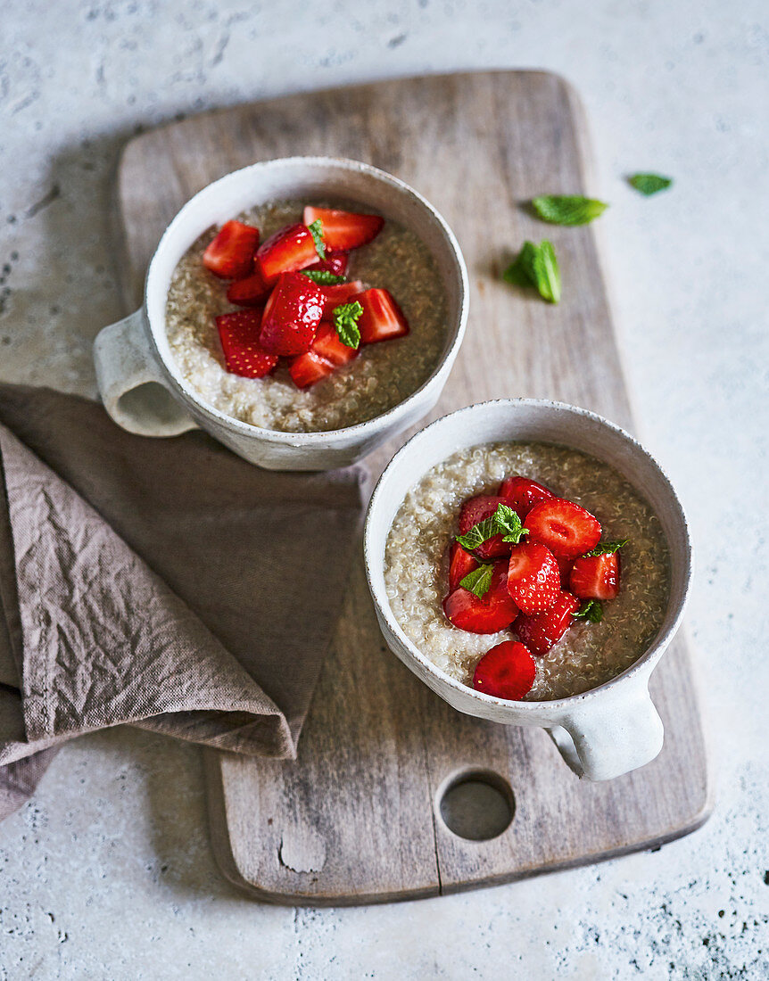 Ayurvedisches Quinoa-Kokos-Porridge mit Erdbeeren
