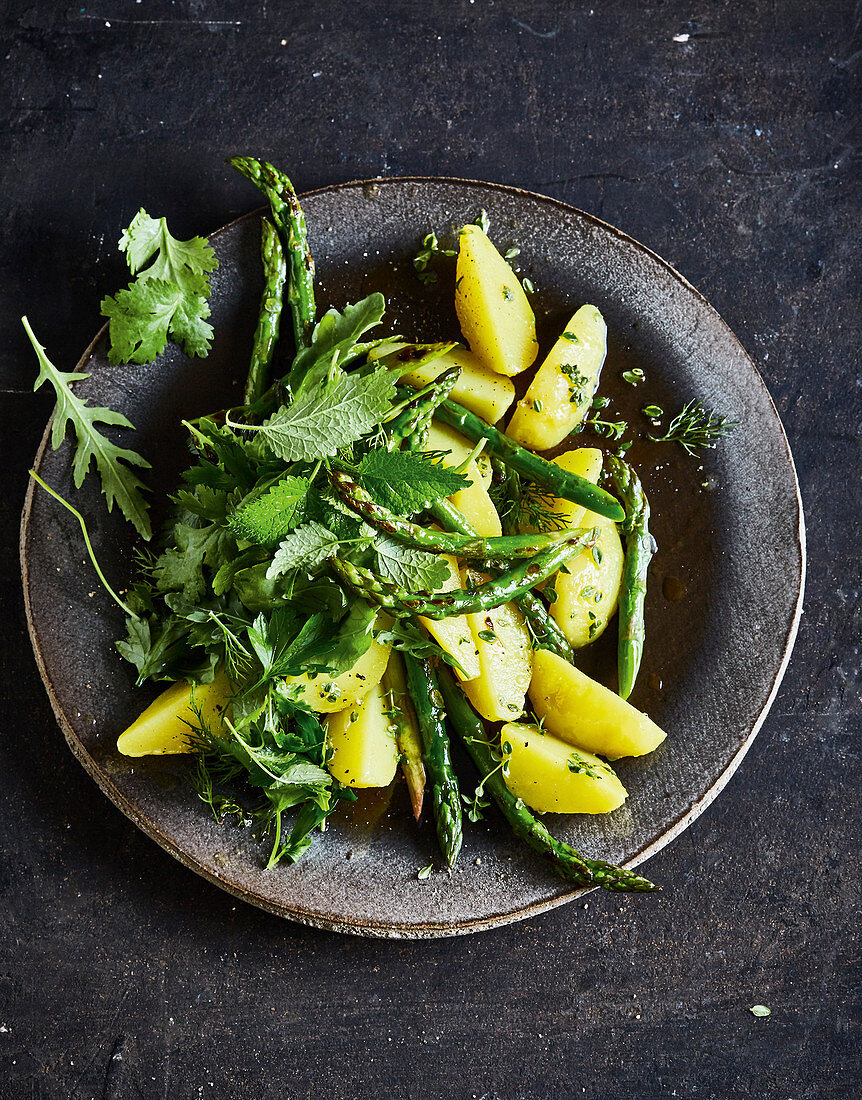 Warm asparagus salad with potatoes