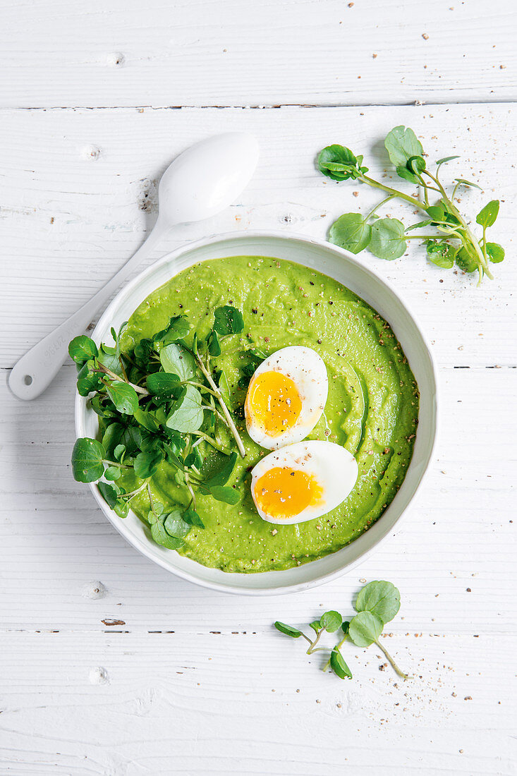 Grüne Smoothie-Bowl mit Ei