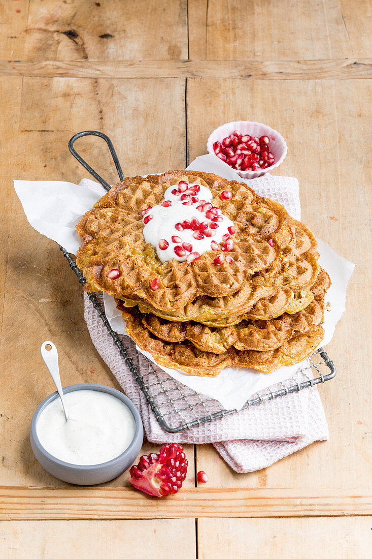 Kürbis-Walnuss-Waffeln mit Granatapfel