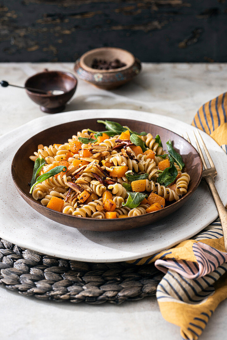 Vollkornfusilli mit Kürbis, Salbei und Nussbutter