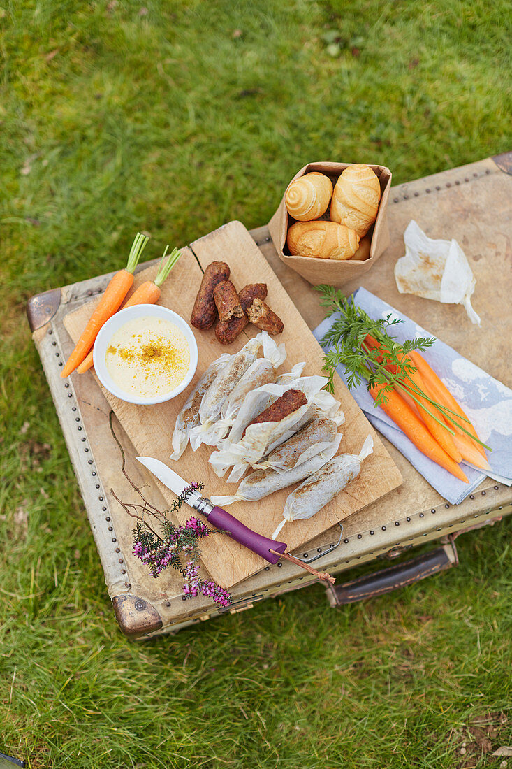 Vegetarische Nuss-Reis-Würste mit Dip fürs Picknick