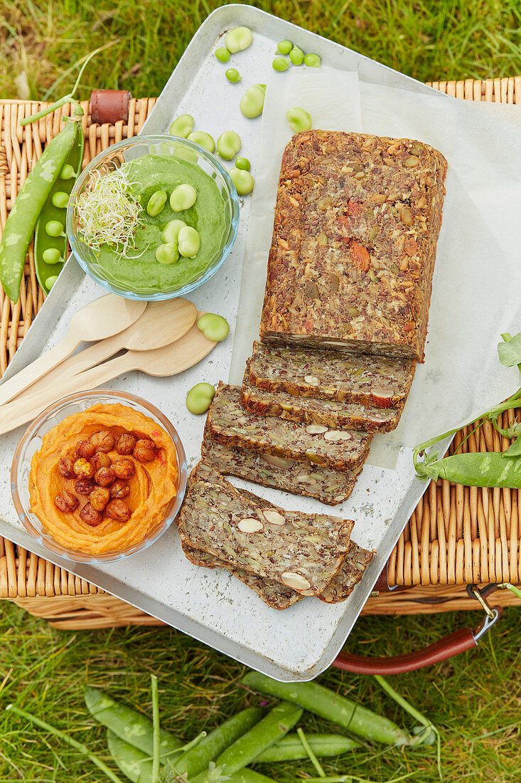 Glutenfreies Quinoa-Saatenbrot mit zweierlei Hummus fürs Picknick