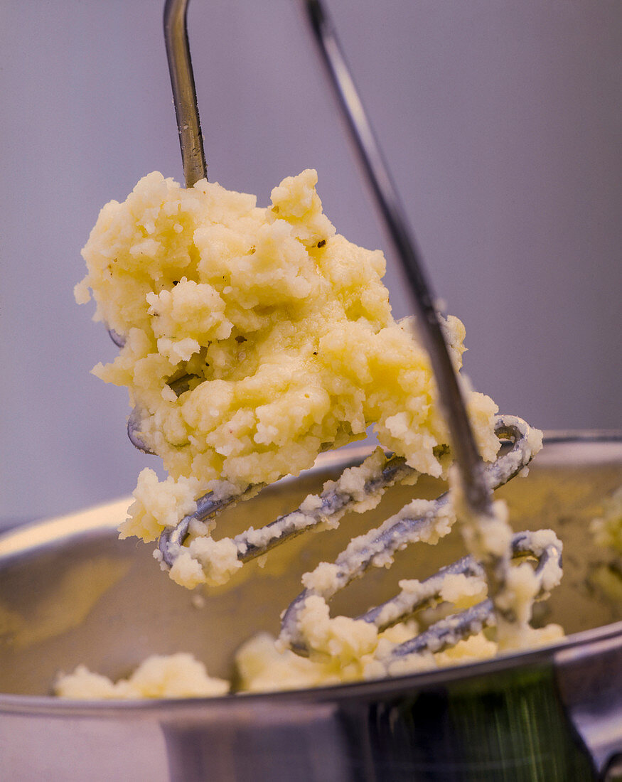 Kartoffelpüree mit Kartoffelstamper zubereiten