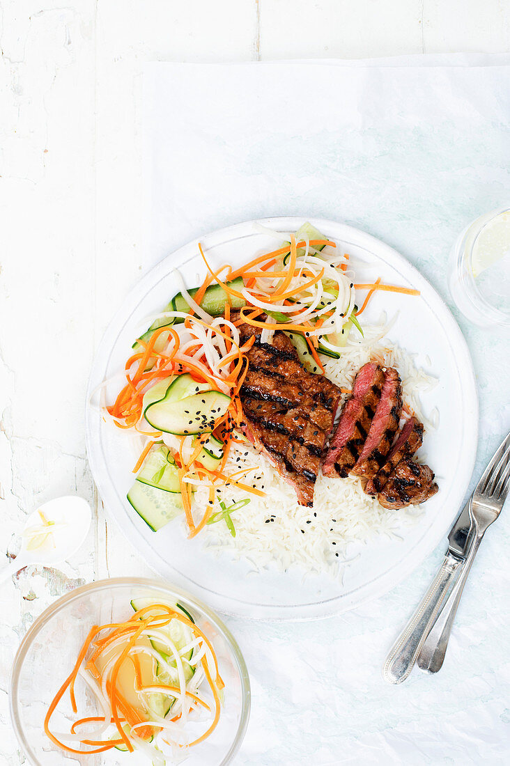 Koreanisches Steak mit Salat aus sauer eingelegten Gurken