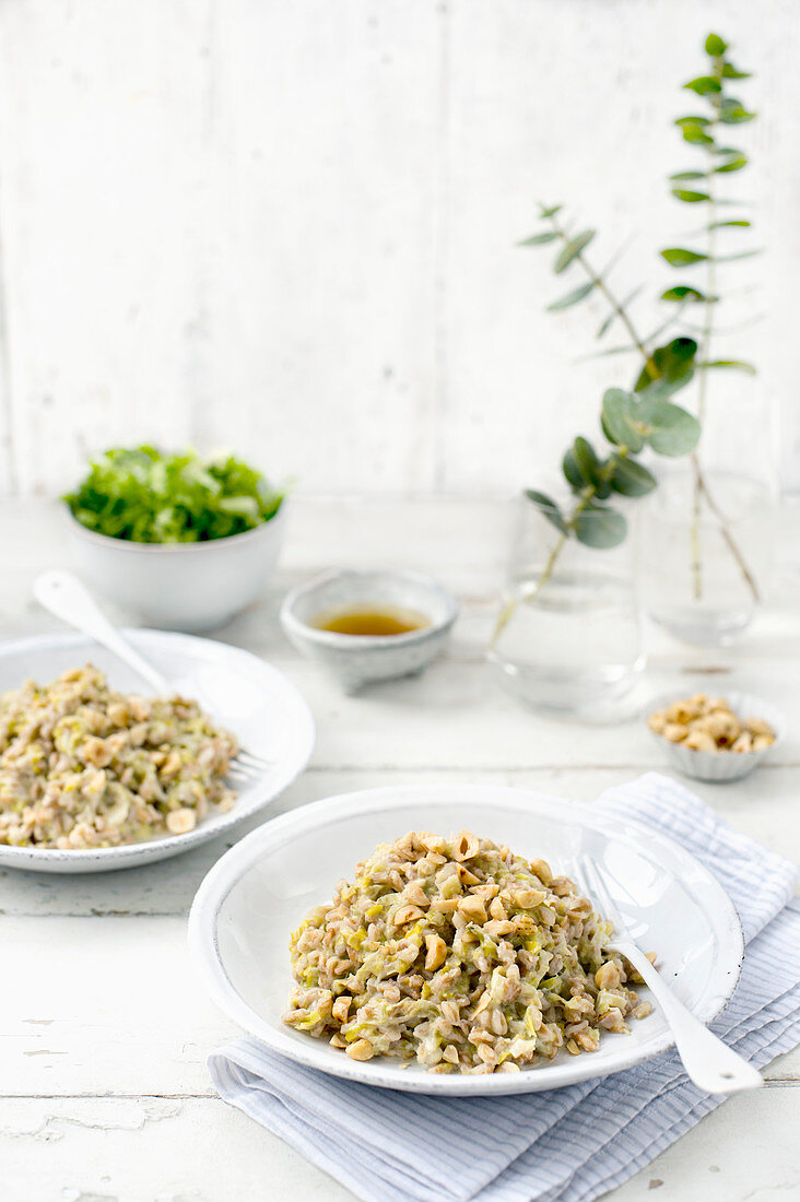 Farro-Risotto mit Lauch und gerösteten Haselnüssen