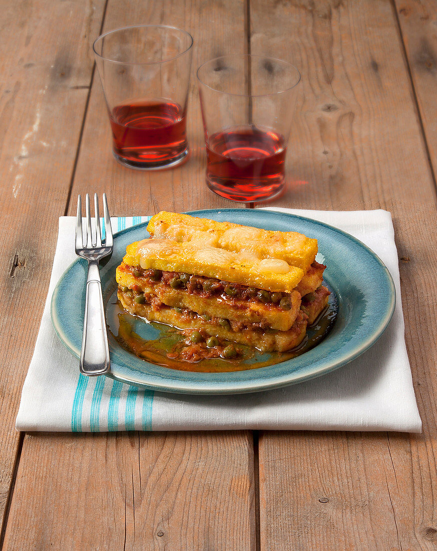 Pasticciata con piselli (Polenta mit Fleisch-Erbsen-Sauce, Italien)