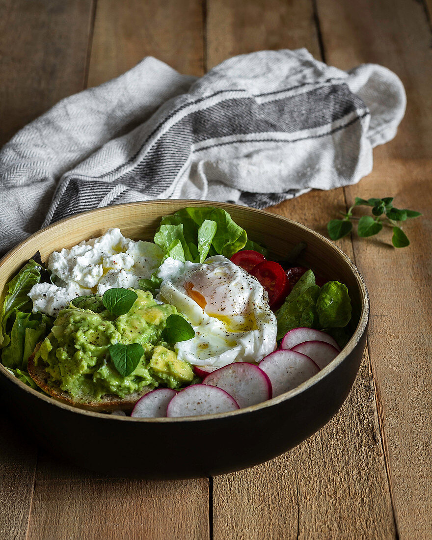 Avocado egg bowl with radish