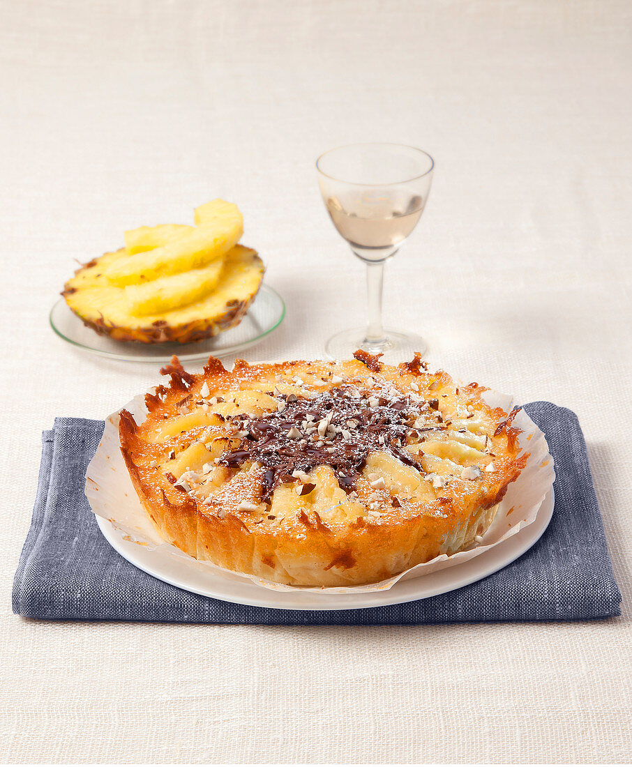 Ananaskuchen mit Nussnougatcreme und Haselnüssen