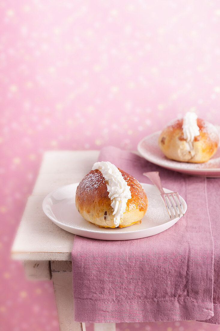 Maritozzi quaresimali (Süsse Hefebrötchen mit Sahnefüllung, Italien)