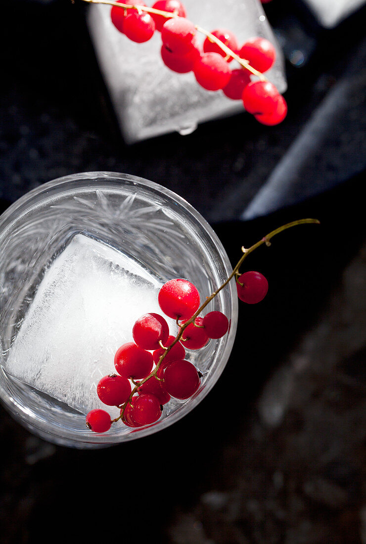 Wodka-Soda-Cocktail mit gefrorenen roten Johannisbeeren