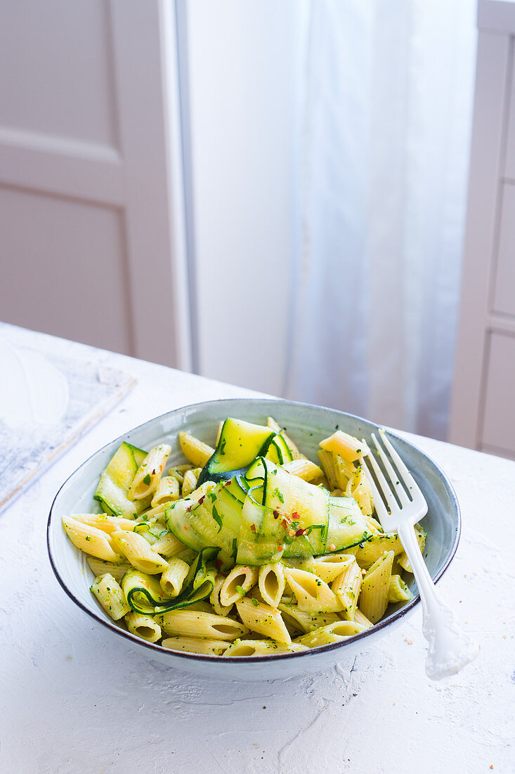 Nudeln mit Zucchinistreifen