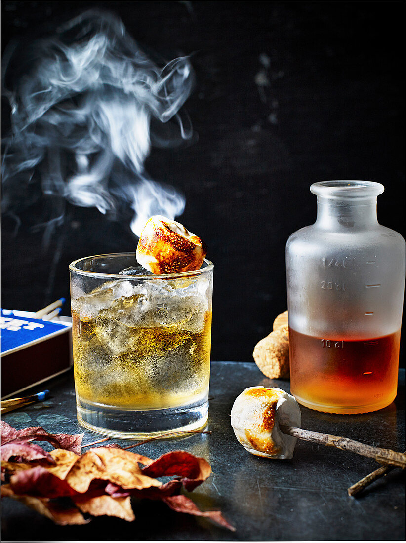 Campfire Cocktail mit Marshmallows und Bourbon