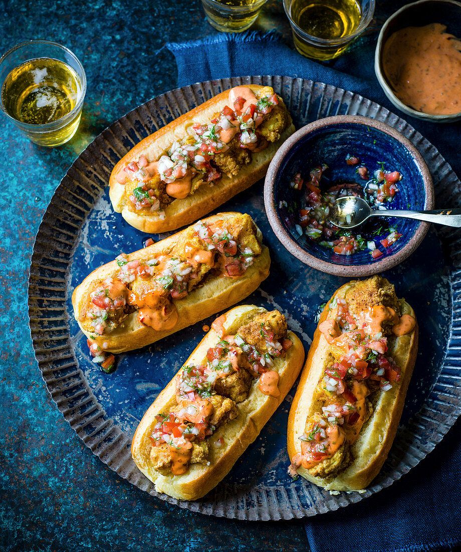 Kabeljau-Hotdogs mit Tomate, Dillrelish und Harissa-Mayo