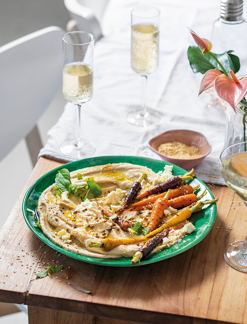 Butterbohnendip mit bunten Möhren und Feta