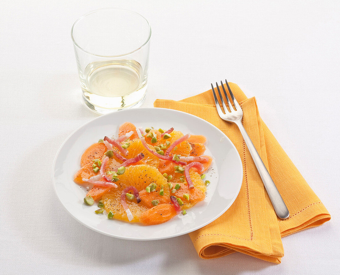 Orangensalat mit Speck und Pistazien