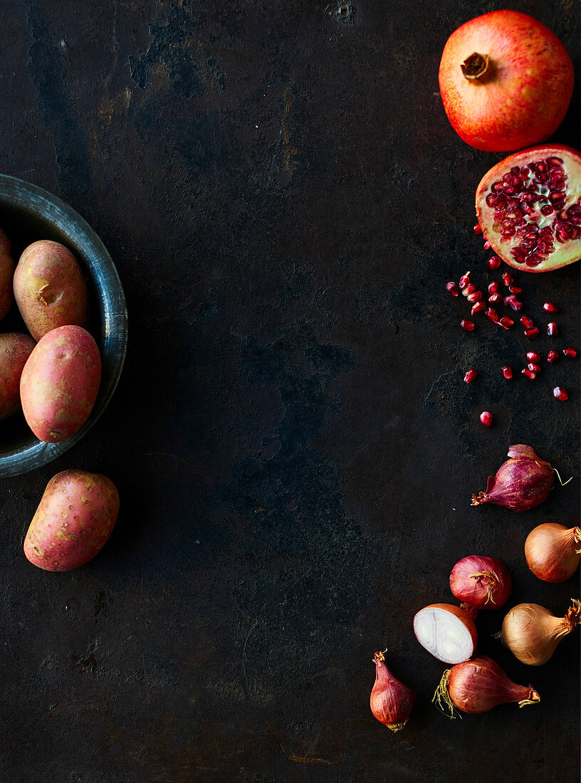 Schalotten, Granatapfelkerne und rote Kartoffeln