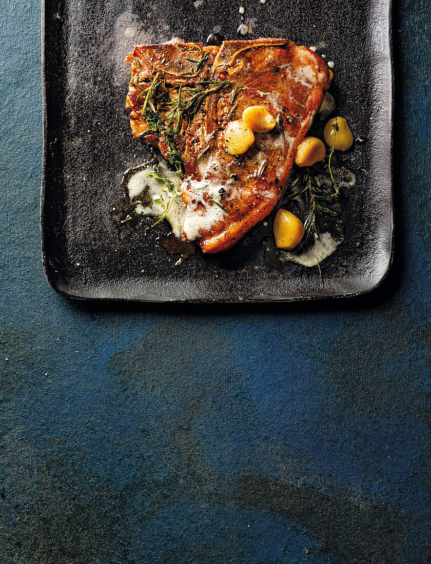 T-Bone-Steak mit Kräutern und Knoblauchconfit