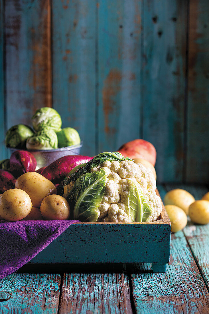 Blumenkohl, rote Zwiebeln, Kartoffeln und Rosenkohl