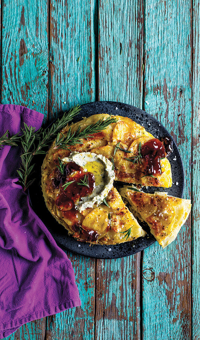 Parmesan-Kartoffelkuchen mit Rosmarin