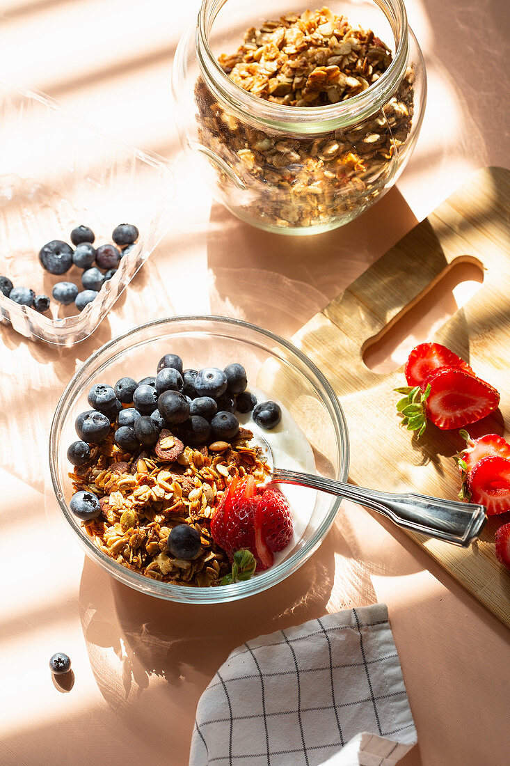 Granola-Müsli mit Joghurt und Beeren