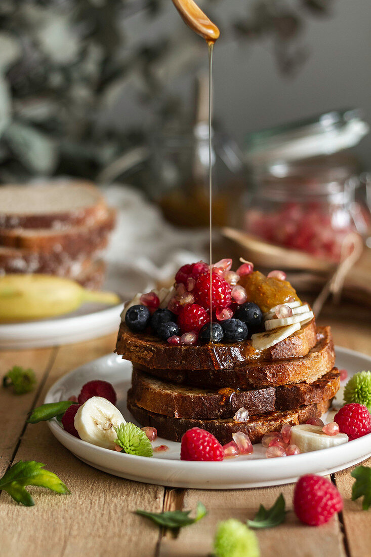 Gestapelte French Toast mit frischen Beeren, Minze und Honig