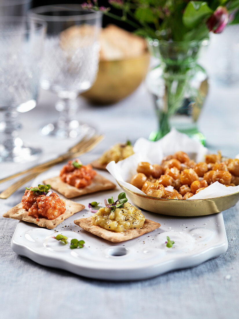 Crackers with beancream and spicy chickpeas