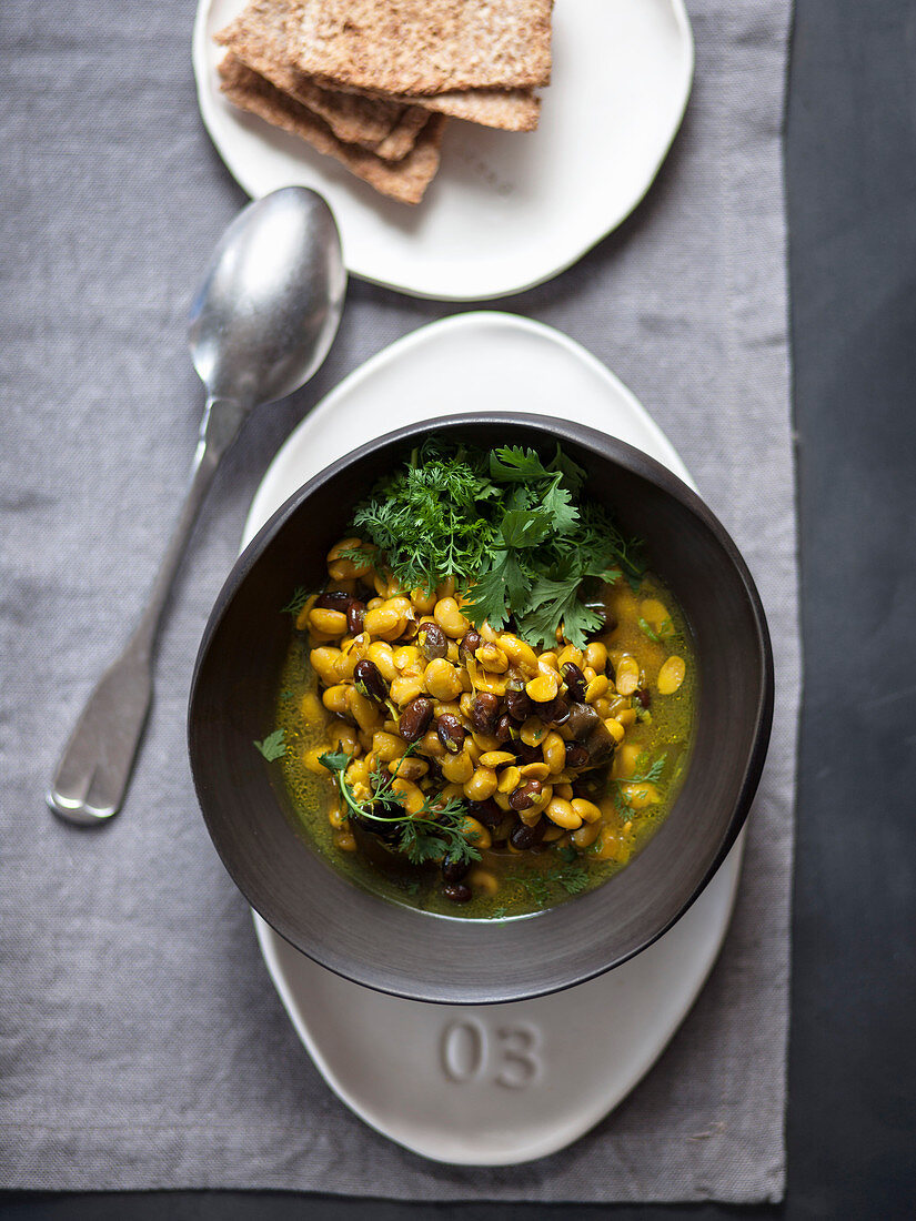 Curry mit gelben und schwarzen Sojabohnen