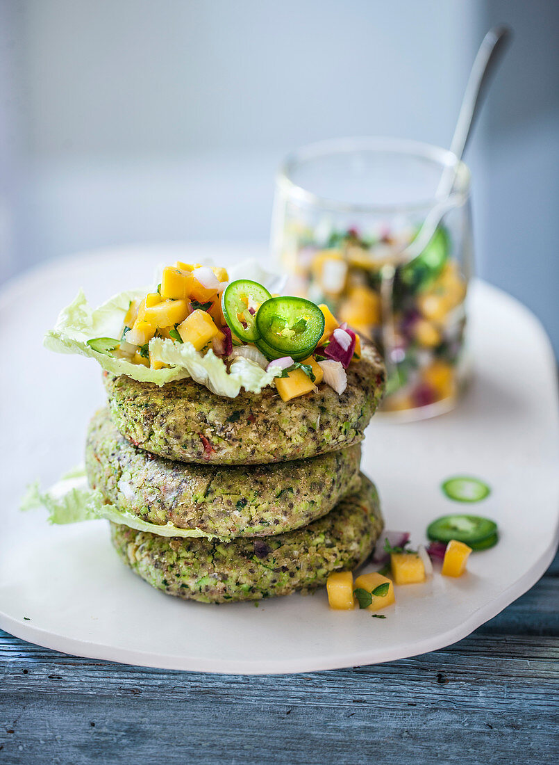 Edamame-Burger mit scharfer Mango-Orangen-Salsa