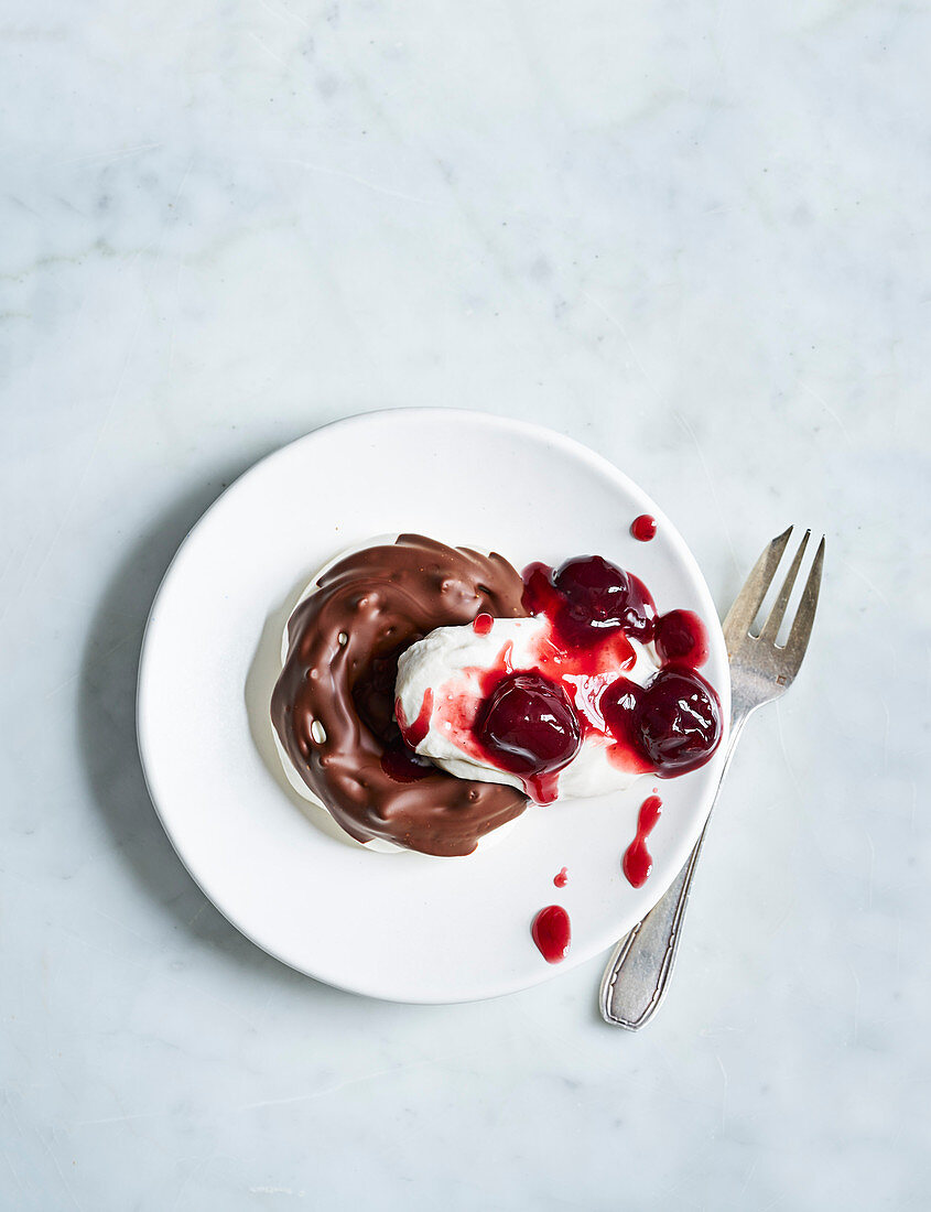 Chocolate-dipped meringues with cherries and boozy cream