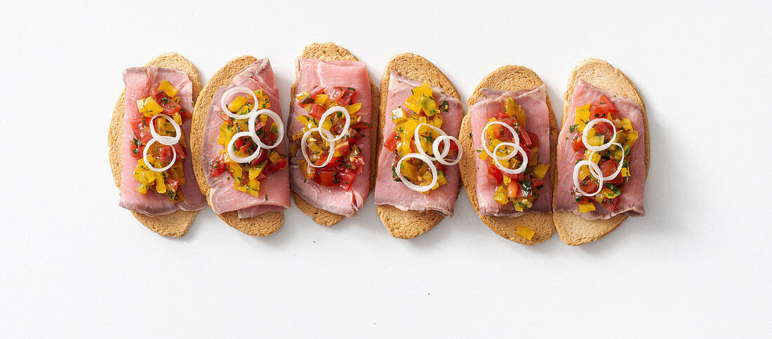 Roastbeef-Crostini mit Paprikatatar