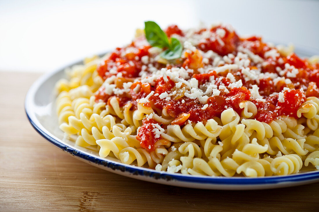 Fusilli mit Tomatensauce und Parmesan