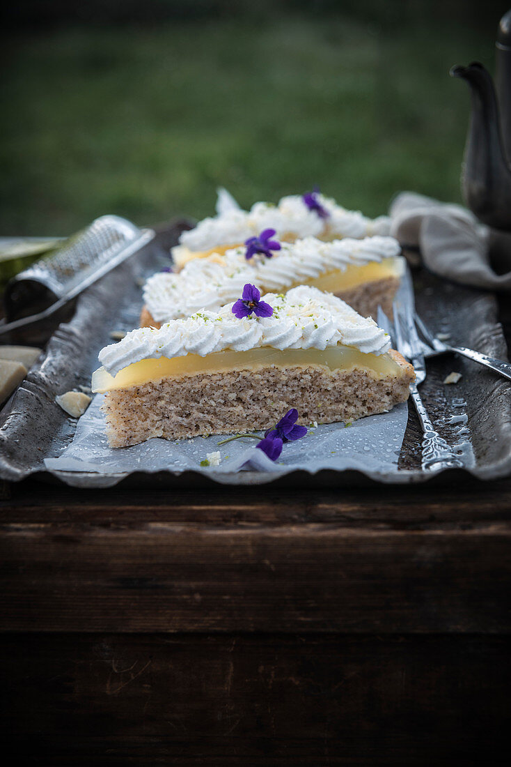 Veganer Nusskuchen mit Limettencurd und Reismilch-Schokoladensahne