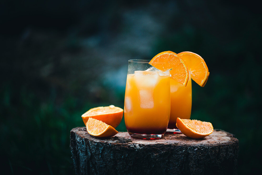 Zwei Gläser Wodka Sunrise mit Orangensaft und Grenadine