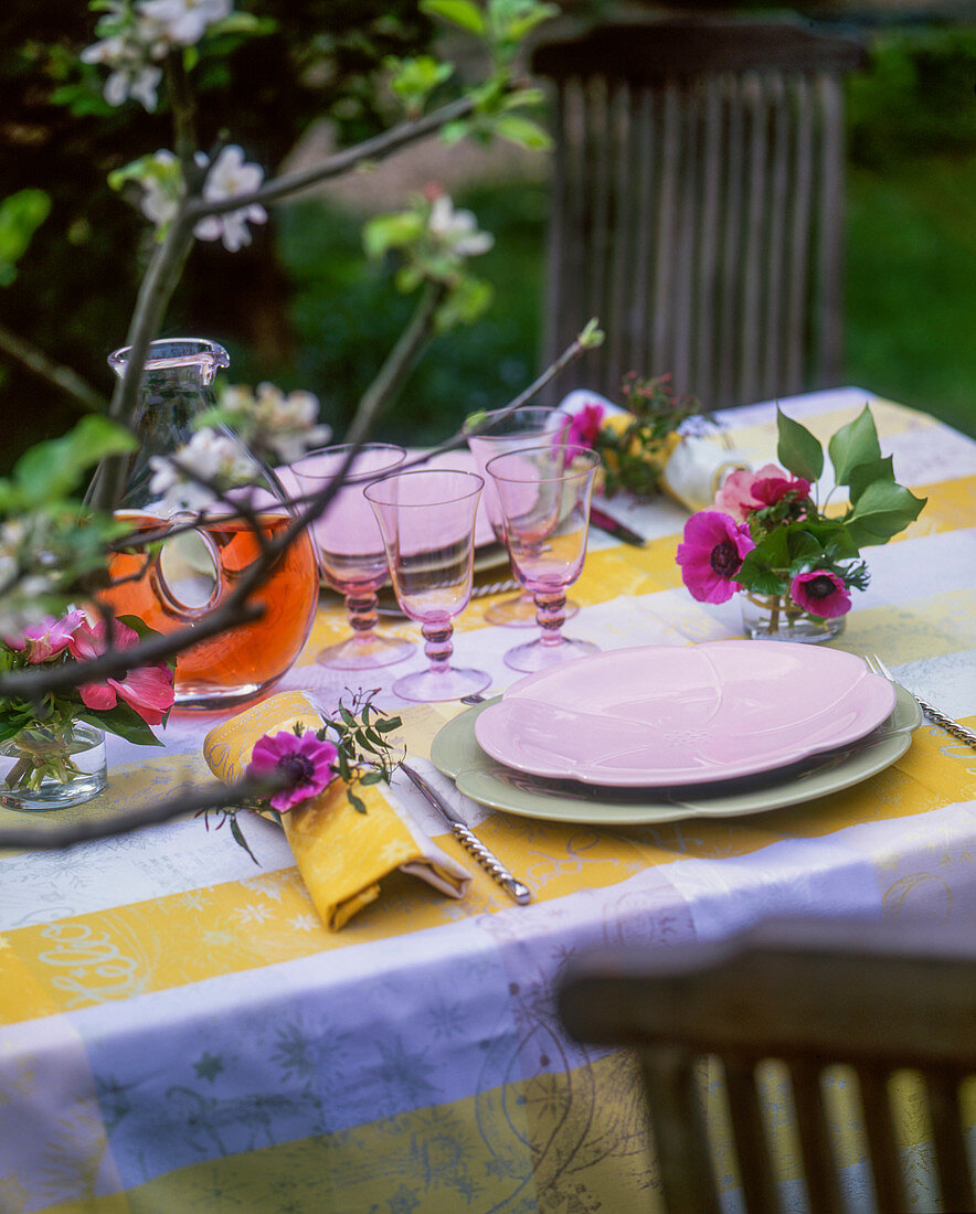 Gedeckter Tisch im Garten