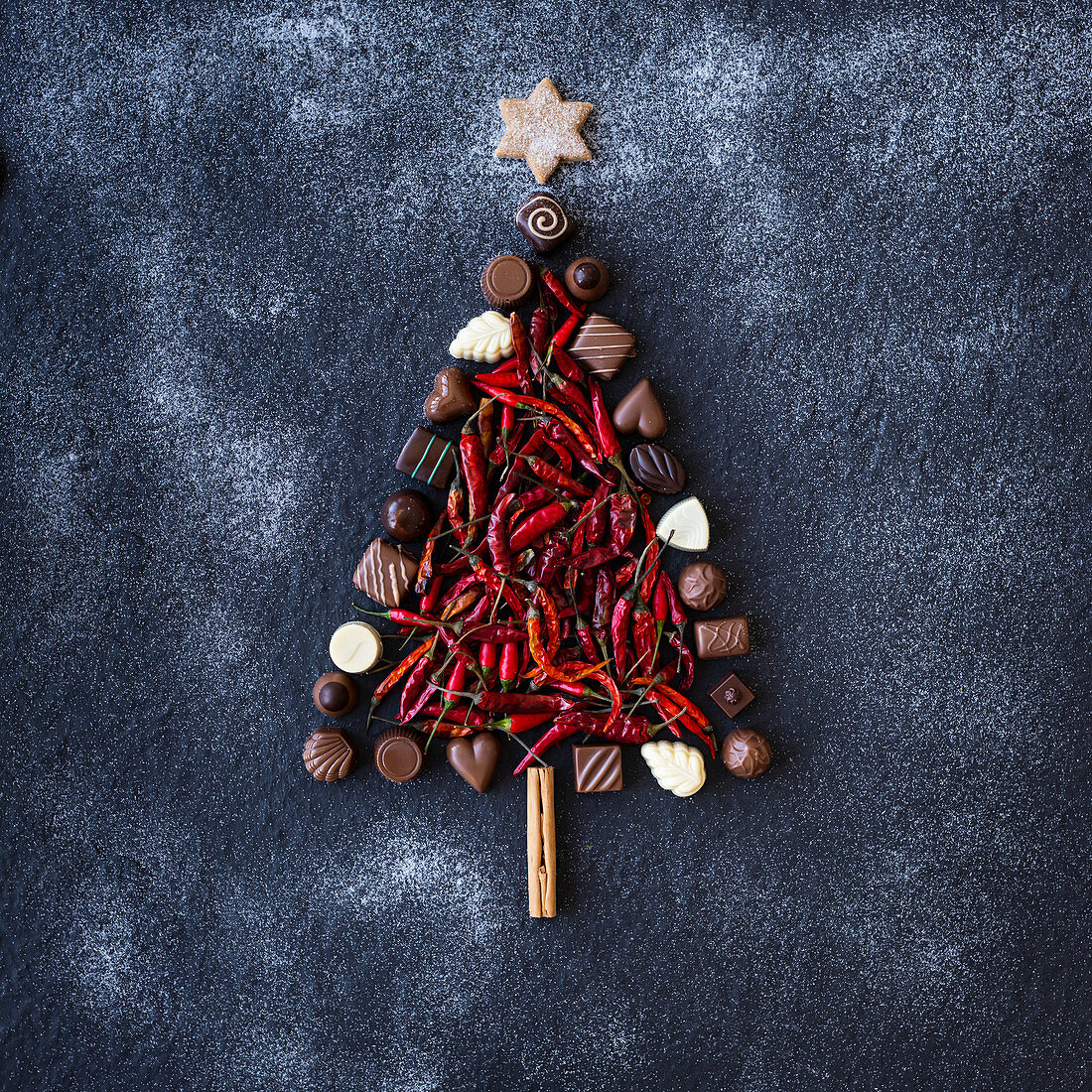 Weihnachtsbaum aus Chilischoten und Schokoladenpralinen