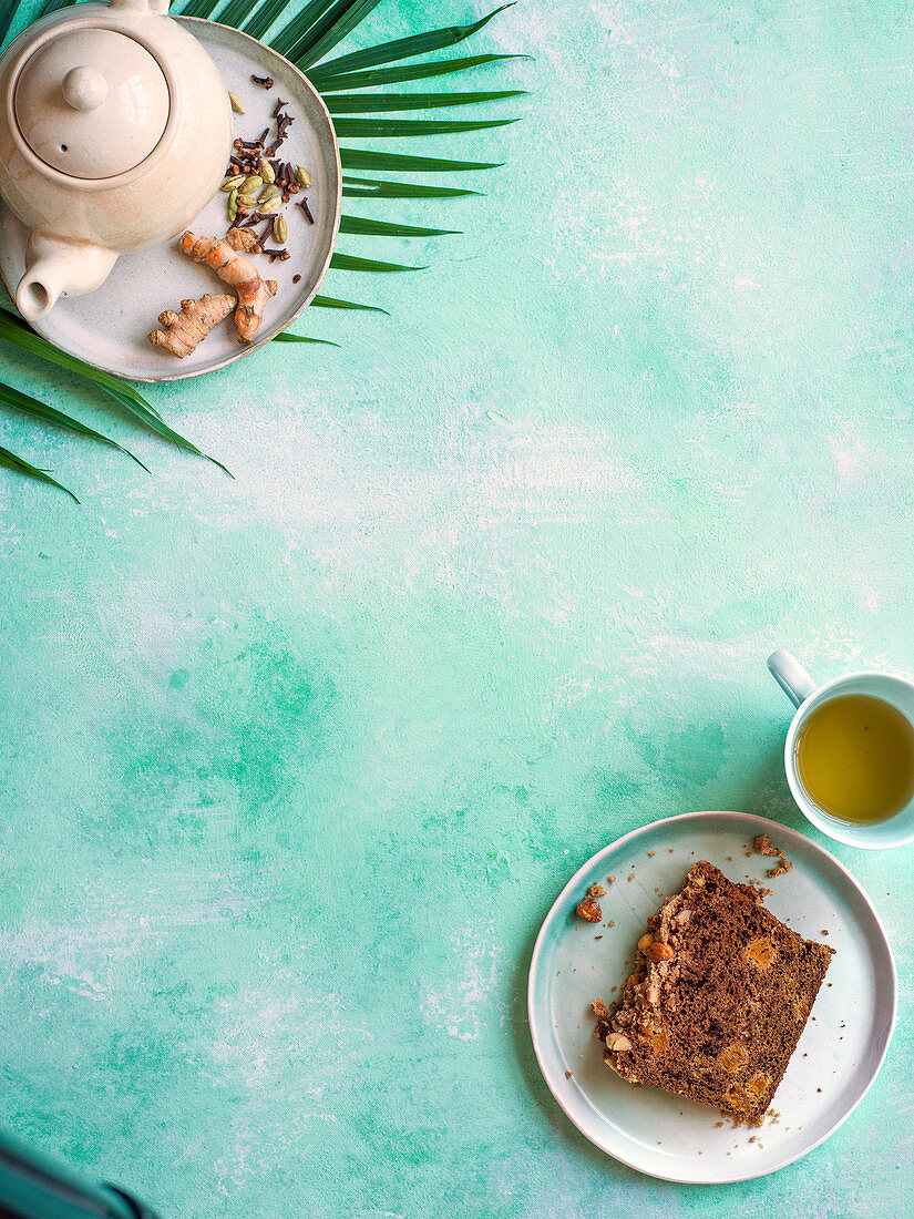 Teff-Bananen-Aprikosen-Teebrot mit Haselnuss-Streusel-Topping