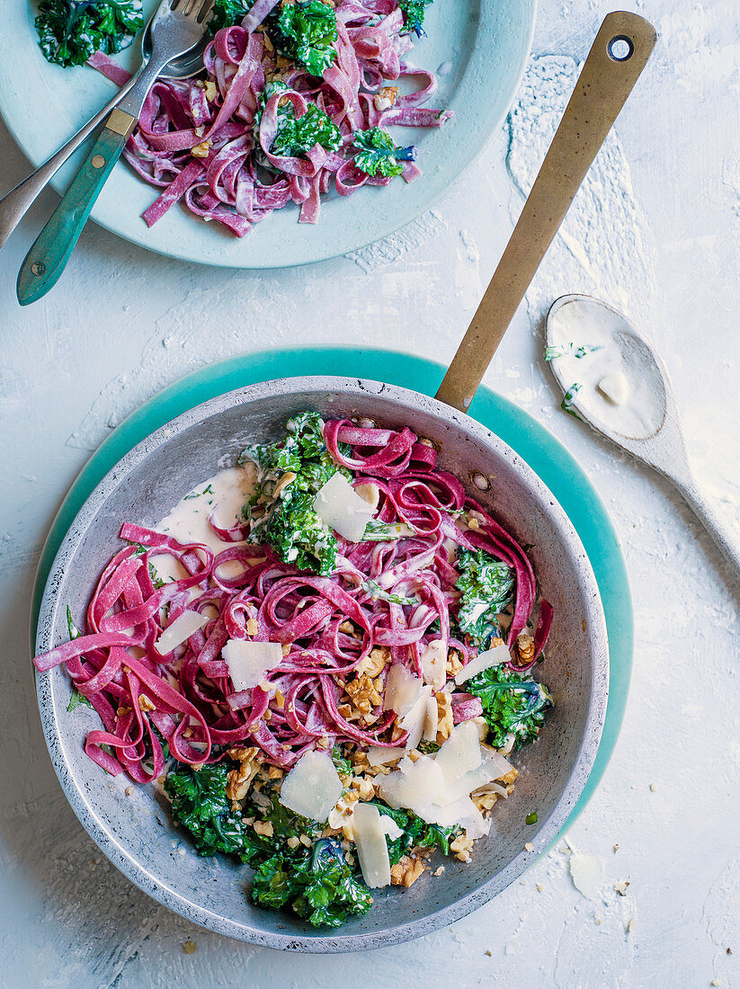 Rote-Bete-Tagliatelle aus Khorasan mit Flower Sprouts, Sardellen, Knoblauch und Sahne