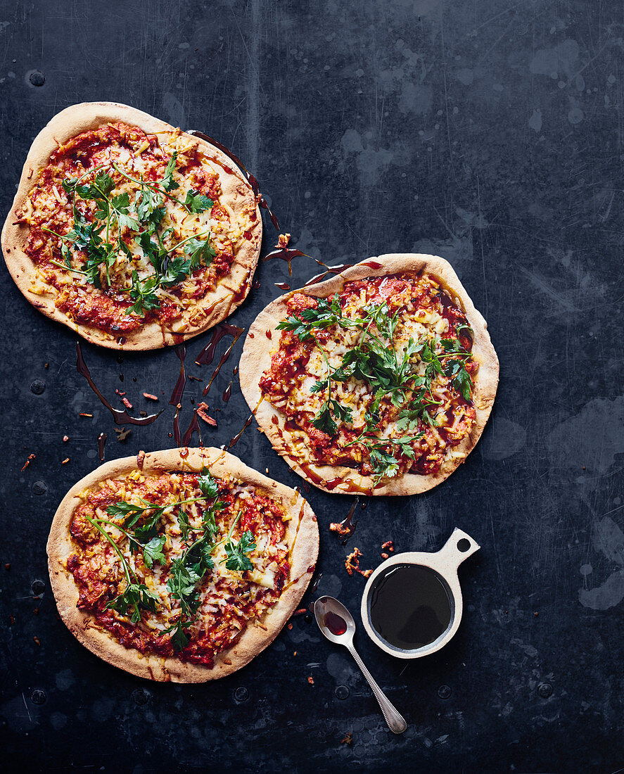 Paprika-Muhammara-Pizzen mit Halloumi (Syrien)