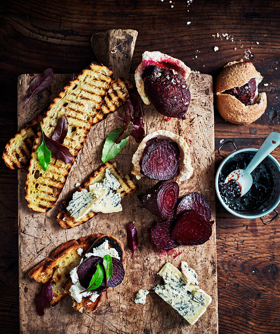 In Salz gebackene Rote Bete mit süßsaurem Dressing und Blauschimmelkäse auf Grillbrot