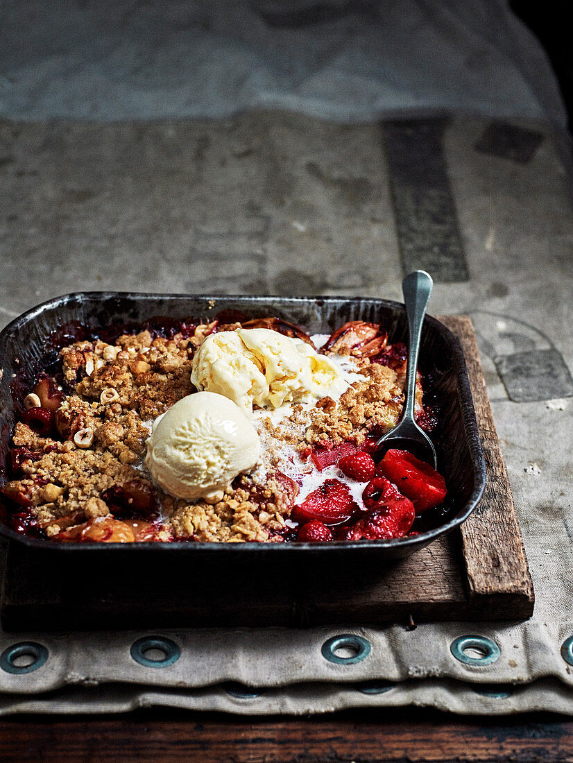 Apfel-Rote-Bete-Crumble mit Himbeeren und Vanilleeis