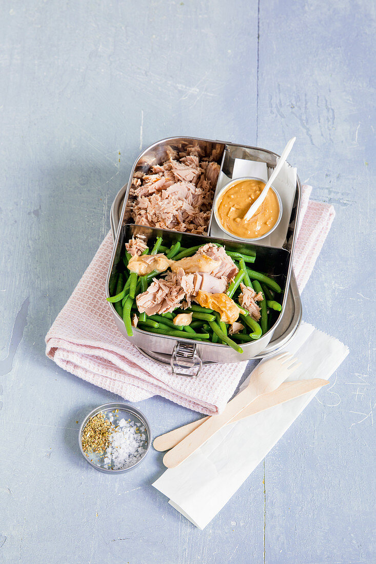 Green beans with tuna and peanut sauce