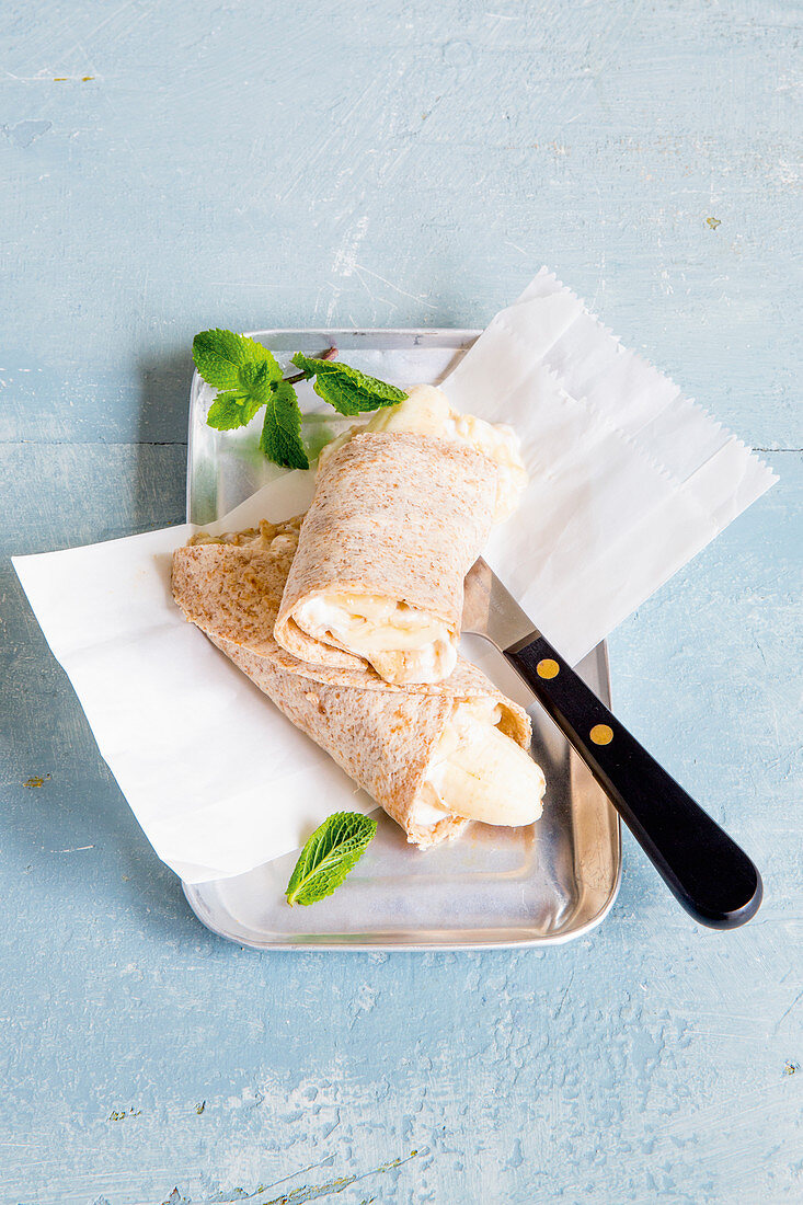Breakfast wraps with quark and banana