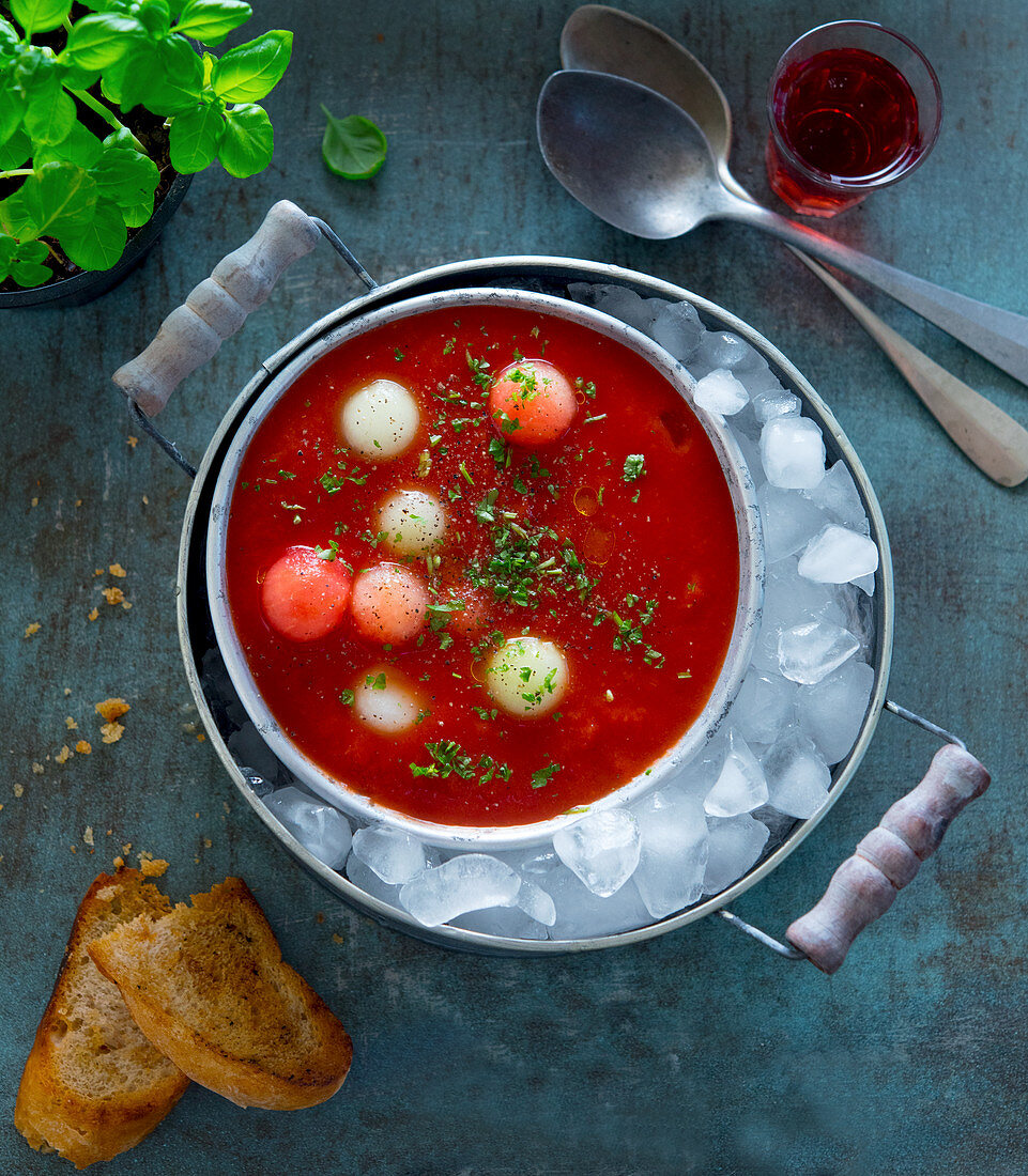 Gazpacho mit Melonenbällchen