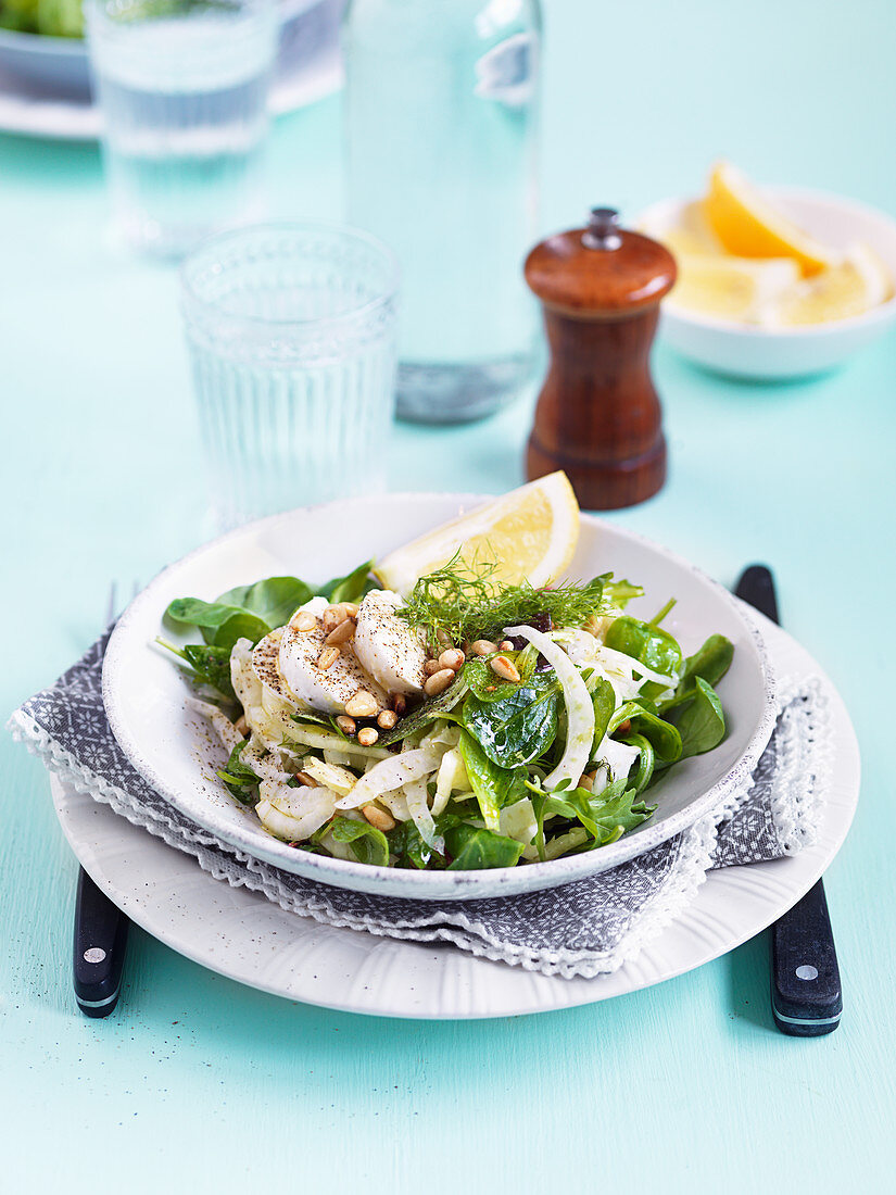 Salad with fennel, mozzarella, lamb's lettuce and pine nuts