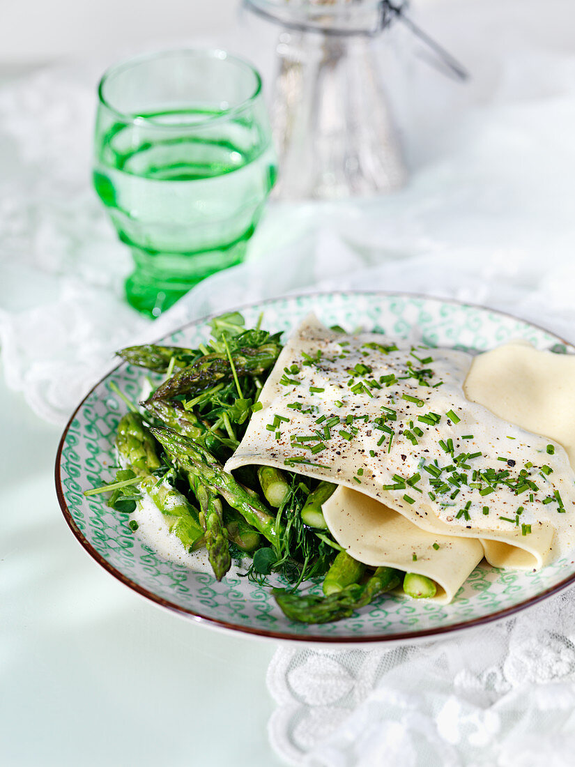 Open lasagne with green asparagus