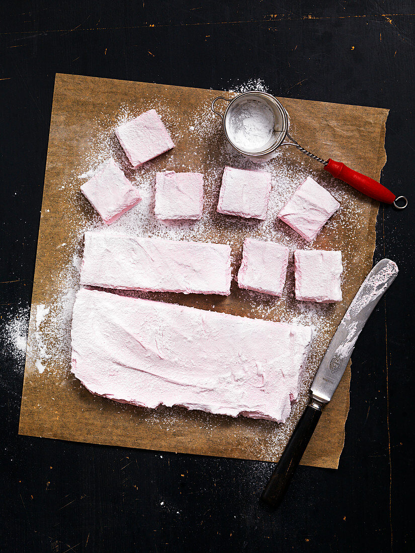 Rosa Marshmallows mit Puderzucker